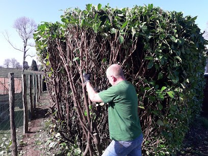 Hawkins Gardening Services, Jardinier à Châlus