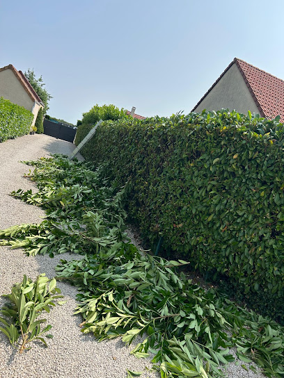 Rivalain Espaces Verts Mehun Bourges Vierzon Jardinier à Mehun-sur-Yèvre
